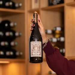 🇪🇸 La Maison Cisneros vous présente " El Cardenal " un vin rouge d'exception - Rioja Reserva - Millésime 2017 🍷

El Cardenal est un bel assemblage du terroir de la Rioja Alavesa et des racines de Laurent Cisneros, un homme devenu vigneron comme l'était ses ancêtres depuis plusieurs générations 🍇
❤️ A travers ce vin, c'est une véritable transmission des émotions et des souvenirs de Laurent Cisneros que l'on découvre. Un voyage autour de la finesse d’un fruit gourmand et du caractère affirmé de ce terroir généreux.

Avec une belle robe rouge cerise foncée, ce vin offre des arômes de cèdre et de fruits rouges, des notes vanillées et une finale longue et élégante. 🍒 
🍴 Il se mariera merveilleusement bien avec des grillades, des tapas et pintxos, ou encore avec des desserts au chocolat 🍫

➡A découvrir sur notre e-shop www.maisoncisneros.com ou à la boutique du Château de Rouillac
📸 @yan_pellegrino

#maisoncisneros #chateauderouillac #pessacleognan #bordeaux #vins #vinsbordeaux #epiceriefine #vignoble #cognac #cognacxo #pineaudescharentes #bordeauxmaville #bordeauxfood #rouillac #cisneros #influencebordeaux #rioja #elcardenal #riojareserva