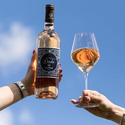 Fêtez le retour de l'été avec notre Little Dada Rosé 🌸

Découvrez notre Millésime 2022, une cuvée fraiche et vive, significative du terroir bordelais🍇 Avec sa belle robe rose violacée, ce Rosé offre des arômes de pétales de rose et de fruits rouges🍷 Ce vin est souple et se déguste très frais, autour d'un apéritif ou d'un repas estival ☀️

👉 Rendez-vous sur notre e-shop ou à la boutique du Château de Rouillac 

📸 @yan_pellegrino

Contact : 
📞 05 57 12 84 63
📍 12 Chemin du 20 Août 1949, 33610 Canéjan

#maisoncisneros #chateauderouillac #pessacleognan #bordeaux #vins #vinsbordeaux #epiceriefine #vignoble #bordeauxmaville #bordeauxfood #rouillac #cisneros #partage #accordsmetsetvins #vinrose #littledada #littledada2021