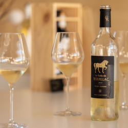 Le Dada de Rouillac, l'incontournable ✨

Ce vin blanc est un sublime reflet de la Maison Cisneros, plus particulièrement de l'univers de la DADAMANIA 🐴🍷

💛 Issu de l'assemblage de toutes les passions de Laurent Cisneros et de sa fille Mélanie, le vin et les chevaux, Le Dada de Rouillac est le symbole de la fraicheur et de l'élégance du terroir du Château de Rouillac. 

🍇 Sauvignon blanc, sémillon et sauvignon gris se marient pour offrir ainsi des arômes minérales, de poire compotée et d'abricot, souligné d'une belle vivacité.

🍴 Nos tips accords Mets & Vins : un plateau de Fruits de mer, une planche de tapas et légumes croquants, ou encore un fromage de chèvre

➡A découvrir sur notre e-shop www.maisoncisneros.com ou à la boutique du Château de Rouillac

#maisoncisneros #chateauderouillac #pessacleognan #bordeaux #vins #vinsbordeaux #epiceriefine #vignoble #cognac #cognacxo #pineaudescharentes #bordeauxmaville #bordeauxfood #rouillac #cisneros #dadaderouillac #sauvignonblanc