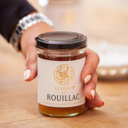 Aujourd'hui, La Maison Cisneros vous présente son miel 🐝

Certifié HVE depuis 2013, le Château de Rouillac est engagé depuis l'arrivée de Laurent Cisneros, dans la protection et le développement de la Biodiversité🌿🍇
Une quinzaine de ruches ont ainsi été installées sur la propriété, d'où une production de miel est née pour notre plus grand plaisir ! 🍯😍

👉 Découvrez le délicieux Miel du Château de Rouillac, aux couleurs ambrées et aux parfums fruités et boisés, qui accompagnera à merveille vos fromages de chèvre frais et vos tartines de beurre 🤤

➡A découvrir sur notre e-shop www.maisoncisneros.com ou à la boutique du Château de Rouillac

📸 @yan_pellegrino

#maisoncisneros #chateauderouillac #pessacleognan #bordeaux #vins #vinsbordeaux #epiceriefine #vignoble #miel #honey #bordeauxmaville #bordeauxfood #rouillac #cisneros