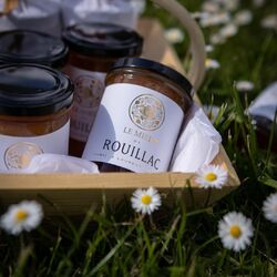 Honey, Honey🌼

Certifié HVE depuis 2013, le Château de Rouillac est engagé dans la protection et le développement de la Biodiversité🌿🍇
🐝 Une quinzaine de ruches ont ainsi été installées sur la propriété, permettant la production d'un miel savoureux aux parfums fruités et boisés 🍯
Il accompagnera parfaitement bien vos fromages de chèvre frais ou encore vos tartines de beurre 🤤

➡A découvrir sur notre e-shop www.maisoncisneros.com ou à la boutique du Château de Rouillac

📸 @yan_pellegrino

#maisoncisneros #chateauderouillac #pessacleognan #bordeaux #vins #vinsbordeaux #epiceriefine #vignoble #bordeauxmaville #bordeauxfood #rouillac #cisneros #miel #onctueux #douceur #gourmandise #plaisirsucre #abeille #ruches #apiculture #mielderouillac