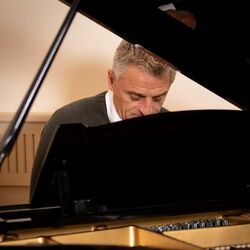 Un Goût prononcé pour la Musique 🎼

Parce qu'il affectionne la musique classique depuis toujours, Laurent Cisneros a à coeur de recevoir des artistes au Château de Rouillac ✨ 
❤️ Comme chaque année, il est heureux de vous proposer un programme musical unique, au coeur de la propriété. 

Et pour un début de saison rythmé et en pré-lancement des "Estivales de Musique en Médoc", Laurent Cisneros a le plaisir de vous accueillir ce soir au Château pour le 1er concert classique du Château de Rouillac à partir de 19h30.

Vivez un merveilleux moment musical avec le talentueux quintette Aquitania Fides qui interprétera les célèbres Quatre Saisons d'Antonio Vivaldi, ainsi que le Quatuor numéro 12 “américain” du compositeur Tchèque Anton Dvořák. Le concert sera suivi d'une dégustation des vins du Château de Rouillac 🍷

Réservations :
☎ 05 57 12 84 63
📧 contact@maisoncisneros.com
Tarif de la soirée : 35€/personne

📸 @yan_pellegrino

#maisoncisneros #chateauderouillac #pessacleognan #bordeaux #vins #vinsbordeaux #epiceriefine #vignoble #cognac #cognacxo #pineaudescharentes #bordeauxmaville #bordeauxfood #rouillac #cisneros #influencebordeaux #concert #musiqueclassique