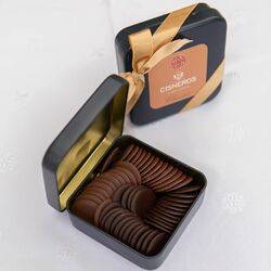Notre coffret de chocolats, le cadeau idéal pour faire plaisir à vos proches.🧡

Pour Laurent Cisneros, propriétaire du Château de Rouillac, le chocolat a toujours été un petit plaisir coupable...😋🍫
Pour vous, il a sélectionné des chocolats aux saveurs exceptionnelles, grâce à un savoir-faire reconnu et issus des plus grands terroirs.

Une chose est sûre : vous allez fondre de plaisir avec nos chocolats 😍
🔸 Retrouvez-les sur notre e-shop www.maisoncisneros.com ou directement à la boutique du Château de Rouillac

📸 @yan_pellegrino

#maisoncisneros #chateauderouillac #pessacleognan #bordeaux #vins #vinsbordeaux #epiceriefine #vignoble #bordeauxmaville #bordeauxfood #rouillac #cisneros #espagne #partage #chocolat #coffretdechocolats #chocolatnoir #chocolataulait
