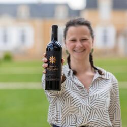 Romane vous présente le Château de Rouillac, un vin rouge d'exception 🍇

Grand vin sur l'Appellation Pessac-Léognan, cette cuvée est le parfait équilibre entre tradition et modernité ✨
Avec sa robe rubis brillant, le Château de Rouillac offre des notes surprenantes de mûres sauvages, de sève de bouleau et de curcuma. En bouche, les tanins se veulent crémeux et longs à exprimer toute leur richesse. 

🍴 Côté accords, ce vin est idéal pour les grands moments de gastronomie, autour de plats savoureux comme une côte de veau au barbecue accompagnée d'une poêlée de légumes

👉 Les Tips de Romane ? Aérez ce jeune vin avant de le déguster, sa mise en carafe ne lui sera que bénéfique ! 🍷

📸 @yann_pellegrino

#maisoncisneros #chateauderouillac #pessacleognan #bordeaux #vins #vinsbordeaux #epiceriefine #vignoble #bordeauxmaville #bordeauxfood #rouillac #cisneros #vinderouillac #pessacleognan #vinrouge #finesse #tradition #modernite