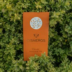 🍫 Zoom sur le Chocolat de Tanzanie, issue d'une des plus petites productions mondiales de cacao qui cultive la variété Criollo, recherchée pour sa finesse et réputée pour sa rareté.

Nous vous conseillons de l'accorder avec un Château de Rouillac rouge, pour une fin de repas subtile et gourmande 🍷✨

➡ A découvrir sur www.maisoncisneros.com
📸 @yan_pellegrino

#maisoncisneros #legoutdetresoi #famillelaurentcisneros #passion #vins #wine #winelover #chocolat #tablettesdechocolat #chateauderouillac #epiceriefine #bordeauxfood #bordeaux #bordeauxmaville #chocolate #chocolatelover