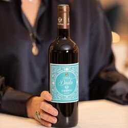 Plongez dans l'univers de la Dadamania de la Maison Cisneros, où passion pour les grands Vins et amour pour les chevaux s'unissent 🍇🐴 

Découvrez "Little Dada", un vin rouge de caractère 🤩
🍇 Cépages Merlot et Cabernet Sauvignon
🍷 D'une robe pourpre sombre, ce vin dévoile des notes gourmandes de fraise, avec une densité et des tanins fins, et une finale longue et souple🍓
🍴 Accords mets & vins : Tapas, grillades, volailles rôties
❤️ Le choix idéal pour les amateurs de vins fruités et expressifs !

Laissez-vous tenter par cette invitation à la gourmandise et au plaisir, signée Maison Cisneros.✍🏻
➡A découvrir sur notre e-shop www.maisoncisneros.com ou à la boutique du Château de Rouillac !
📸 yan_pellegrino

#maisoncisneros #chateauderouillac #pessacleognan #bordeaux #vins #vinsbordeaux #epiceriefine #vignoble #cognac #cognacxo #pineaudescharentes #bordeauxmaville #bordeauxfood #rouillac #cisneros #influencebordeaux #littledada #dadamania