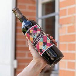 Voyagez en Espagne avec la Maison Cisneros 🇪🇸 🍇

Vivez sous le rythme du pas espagnol tel un cheval andalou avec El Caballito 🍷🐎
Chaleureux et à fort caractère, ce vin rouge fait preuve de vivacité et d'une belle fraîcheur. Avec une belle couleur veloutée, ce vin offre des arômes de cerise et de fraise, avec de subtiles notes de chocolat et d'épices 🍫

❤️ El Caballito est à déguster jeune et frais, pour l'apéritif avec des pintxos, plateau de charcuterie ou encore des viandes grillées au barbecue 🔥

👉Retrouvez le sur notre e-shop www.maisoncisneros.com ou directement à la boutique du Château de Rouillac
📸 @yann_pellegrino

#maisoncisneros #chateauderouillac #pessacleognan #bordeaux #vins #vinsbordeaux #epiceriefine #vignoble #bordeauxmaville #bordeauxfood #rouillac #cisneros #espagne #partage #accordsmetsetvins #pintxos #tapas #tempranillo #garnacha