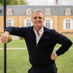 Le goût d'être soi 🍇

"Mes racines me ramènent sans cesse sur les terres familiales : la Charente, Bordeaux & l’Espagne. J’aime y séjourner, y travailler, découvrir de nouveaux produits, de nouveaux artisans et les partager avec vous." Laurent Cisneros

C'est dans cette optique qu'il créée en 2022, La Maison Cisneros✨ Un maison pensée comme un concept store où ils partagent en exclusivité leur style, leurs valeurs et leurs goûts à travers une gamme de vins, une sélection pointue de produits gourmands et d’objets choisis 🍷

💛 Découvrez notre Univers sur www.maisoncisneros.com
📸 @yann_pellegrino

#maisoncisneros #chateauderouillac #pessacleognan #bordeaux #vins #vinsbordeaux #epiceriefine #vignoble #bordeauxmaville #bordeauxfood #rouillac #cisneros #espagne #partage #laurentcisneros #proprietaire