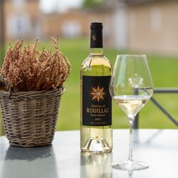 Château de Rouillac blanc, une pépite rare pour vos déjeuners printaniers ☀🍷

Fruit d'un travail méticuleux avec notre maitre de chai Sophie Burget, ce vin est surprenant grâce à ses arômes intenses de fruits du soleil, d'une pointe d’ananas aux notes minérales de silex. Le palais est marqué par un long chemin finissant sur une salinité séduisante. 

🍇 Véritable cuvée confidentielle avec 4 000 bouteilles seulement en 2022, vous aurez le plaisir de déguster et de retrouver ce Pessac-Léognan blanc exceptionnel directement à la propriété ou sur notre eshop www.maisoncisneros.com 

📸 @yann_pellegrino