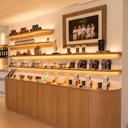 ✨ Retrouvez tous nos vins d'exception et tous les produits de la Maison Cisneros au sein de la boutique du Château de Rouillac 🍷

Cave à vin, épicerie ou encore objets tendances, La Maison Cisneros a le plaisir de vous partager en exclusivité son style, ses valeurs et ses goûts à travers une gamme de vins, une sélection pointue de produits gourmands et d'objets tendances 🍇🥂🎁

👉 Rendez-vous directement au Château de Rouillac ou sur notre e-shop www.maisoncisneros.com
Ouverture du Lundi au Vendredi de 9h à 18h | Le Samedi de 10h à 18h

📸 @yan_pellegrino

#maisoncisneros #chateauderouillac #pessacleognan #bordeaux #vins #vinsbordeaux #epiceriefine #vignoble #cognac #cognacxo #pineaudescharentes #bordeauxmaville #bordeauxfood #rouillac #cisneros #influencebordeaux