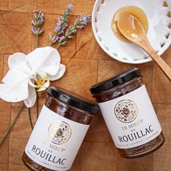 💝 À l'occasion de la Fête des grands-mères, la boutique du Château de Rouillac vous propose une sélection de chocolats, confitures, miel, huile d'olive et bien plus encore pour faire plaisir à votre grand-mère 🍫🍯🍓
Nos produits sont conçus avec amour par des producteurs locaux engagés et respectueux de leur environnement. Des produits authentiques, savoureux et de grande qualité🌱💚

Composez un panier gourmand personnalisé pour un cadeau encore plus spécial ! 🎁

➡A découvrir sur notre e-shop www.maisoncisneros.com ou à la boutique du Château de Rouillac
📸 @yan_pellegrino

#maisoncisneros #chateauderouillac #pessacleognan #bordeaux #vins #vinsbordeaux #epiceriefine #vignoble #cognac #cognacxo #pineaudescharentes #bordeauxmaville #bordeauxfood #rouillac #cisneros #influencebordeaux