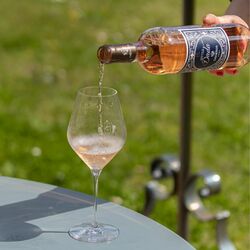 Débutez le mois de Juin avec le Rosé Little Dada 🌸
Fruité, vif et expressif, ce vin vous invite à la gourmandise et au plaisir.

☀ Avec ses arômes de pétales de roses, ce vin offre une belle fraicheur et se dégustera très bien à l'apéritif, et pour accompagner vos salades composées 🥗

👉Retrouvez le sur notre e-shop www.maisoncisneros.com ou directement à la boutique du Château de Rouillac
📸 @yann_pellegrino

#maisoncisneros #chateauderouillac #pessacleognan #bordeaux #vins #vinsbordeaux #epiceriefine #vignoble #bordeauxmaville #bordeauxfood #rouillac #cisneros #dadaderouillac #partage #accordsmetsetvins #littledada #vinrosé