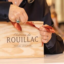 🎁 LES OFFRES SPECIALES « PÂQU'UNE CAISSE » REVIENNENT ! 🐣 
Cette année encore, la Maison Cisneros vous réserve de belles surprises à l'occasion des Fêtes de Pâques ✨

🍷 OFFRE PÂQU’UNE CAISSE - DADA DE ROUILLAC
6 bouteilles de Dada de Rouillac Rouge 2018 achetées = 6 bouteilles de Little Dada Rosé offertes 
(120,00€ au lieu de 174,00€)

🍷 OFFRE PÂQU’UNE CAISSE - RIOJA
6 bouteilles de Cardenal Rouge Rioja Réserva 2018 achetées = 6 bouteilles de Caballito Rouge Rioja 2021 offertes 
(108,00€ au lieu de 180,00€)

🍷OFFRE MAGNUM DADA DE ROUILLAC Rouge 2017 
(36,00 € au lieu de 40,00 €)

🍫 OFFRE CHOCOLATS - MAISON CISNEROS
Les 3 tablettes à 18,00 € au lieu de 20,70 €

👉 Offre valable du 1er Avril au 10 Avril 2023

#chateauderouillac #famillecisneros #famillelaurentcisneros #ledadaderouillac #horses #vin #wine #vinsdebordeaux #pessacleognan #vendanges #harvest #merlot #cabernatsauvignon #dadaderouillac #influencebordeaux #offresspeciales #pâques