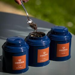 Osez le thé glacée avec la sélection de la Maison Cisneros ! 🧊
🌸 Le Thé du Château : un délicat et subtil mélange de thé vert aux fleurs de jasmin et de bergamote.
🍊 Le Thé de l'Orangerie : un délicieux mélange aux notes d'agrumes et de gingembre créé sur une base de Chine et de Ceylan
🍂 La Belle écurie : un thé aux saveurs chaleureuses tout en équilibre et d'une infinie douceur, assemblé avec du thé noir de Chine et de Oolong, figue, mandarine et châtaigne.

Commandez votre thé sur notre e-shop www.maisoncisneros.com ou à la boutique du Château de Rouillac !

#maisoncisneros #chateauderouillac #pessacleognan #bordeaux #vins #vinsbordeaux #epiceriefine #vignoble #thés #ceylan #bordeauxmaville #bordeauxfood #rouillac #cisneros #thé #théglacée